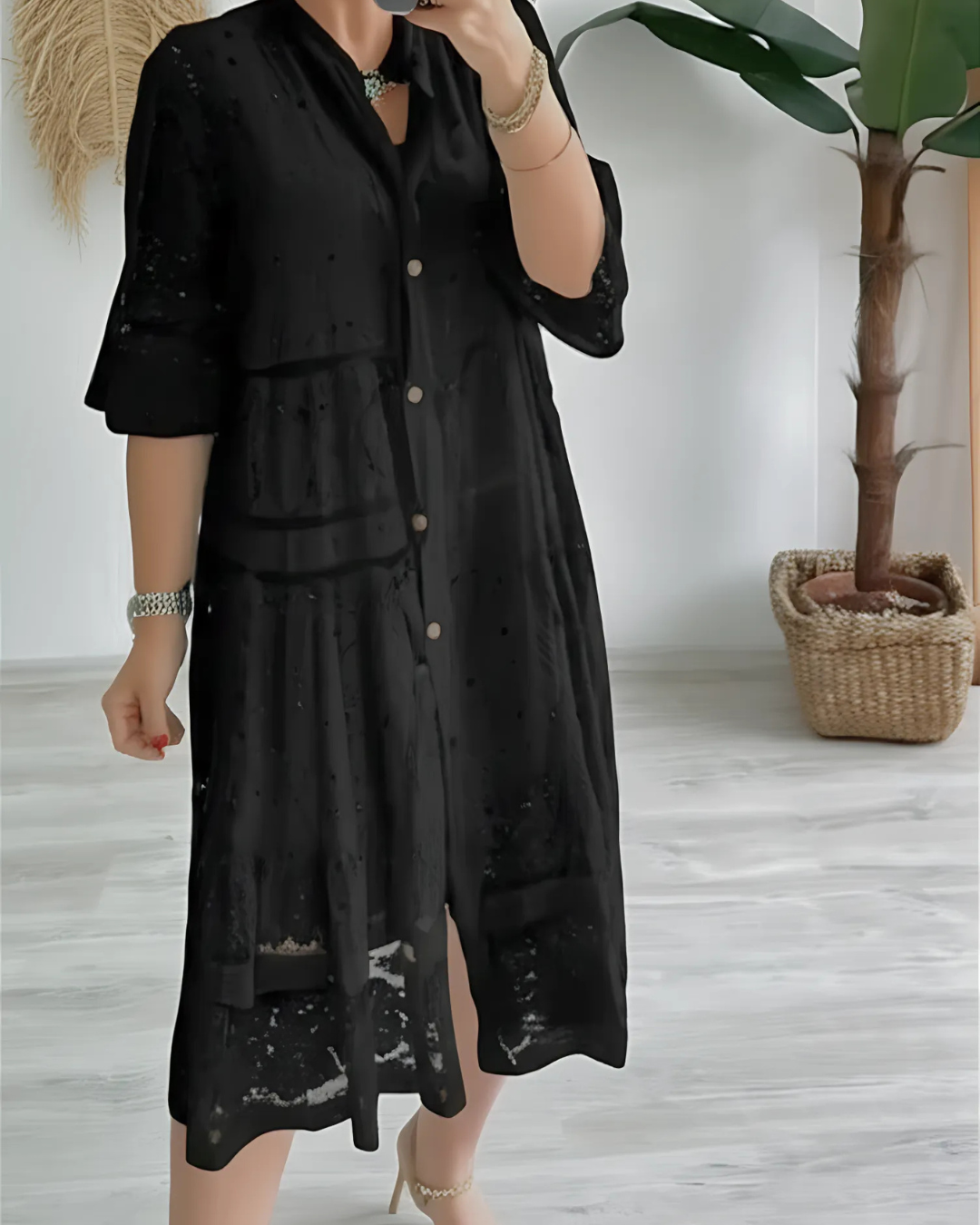 Vestido de encaje con mangas y botones delanteros