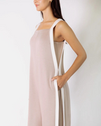 Elegante mono para mujer con bolsillos laterales