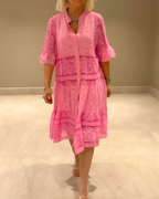 Vestido de encaje con mangas y botones delanteros